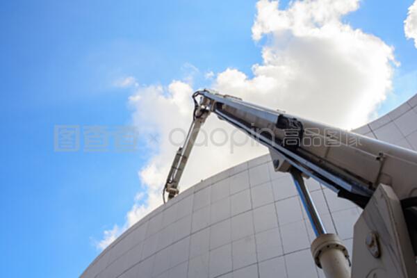 高效安全新篇章 起重機(jī)化身建筑物清潔“巨臂”